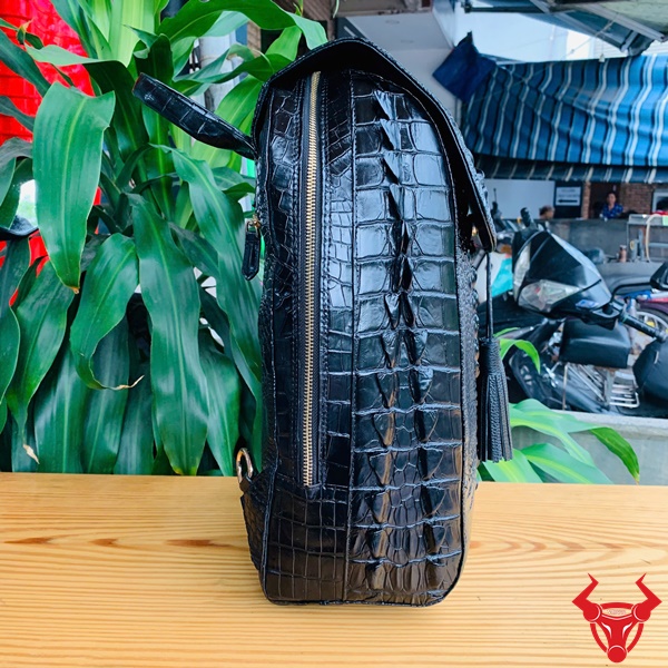 Balo Nam Da Cá Sấu Gai Lưng – Thiết Kế Đặc Biệt Theo Yêu Cầu Balo da cá sấu nguyên con thiết kế cao cấp, mạnh mẽ.