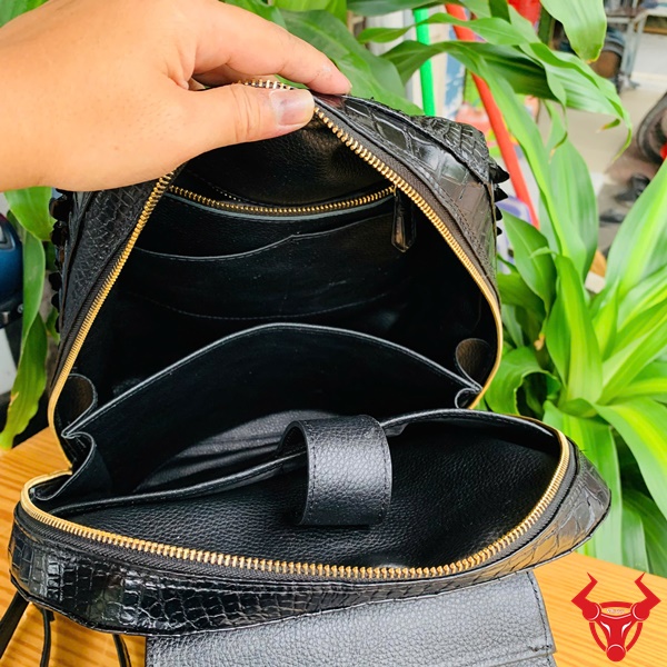 Balo Da Cá Sấu Đen Thời Thượng – Đẳng Cấp & Cá Tính Balo da cá sấu thật sang trọng dành cho doanh nhân.