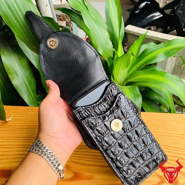 Bao Da Cá Sấu Sang Trọng – Tôn Vinh Bản Lĩnh Phái Mạnh Bao da đeo thắt lưng cá sấu màu đen đầu cá sấu nổi bật.