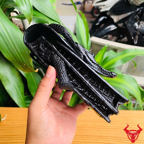 Bao Da Điện Thoại Cá Sấu – Phong Cách Mạnh Mẽ, Đầy Cuốn Hút Bao da đeo thắt lưng độc đáo với phần đầu cá sấu thật thủ công.