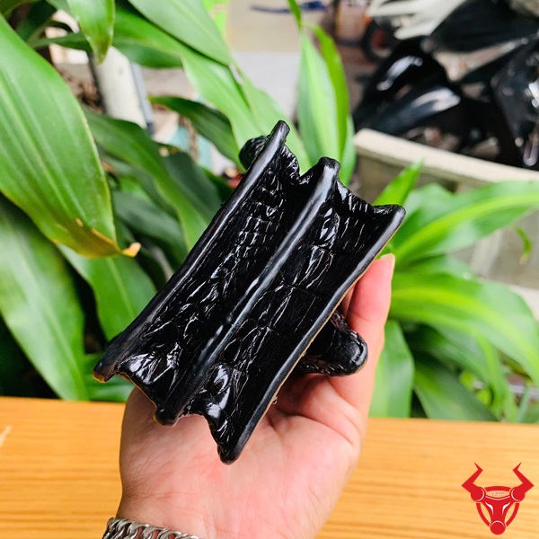 Bao Da Nam Đầu Cá Sấu – Lựa Chọn Của Người Dẫn Đầu Hình ảnh bao da đầu cá sấu cao cấp màu đen cho nam giới cá tính.