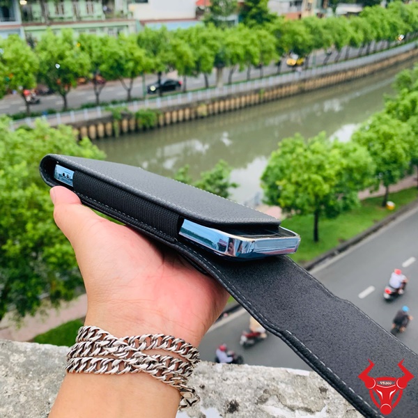 Bao Da iPhone Gọn Nhẹ – Bền Bỉ Và Lịch Lãm Bao da đeo iPhone phong cách tối giản, hiện đại.