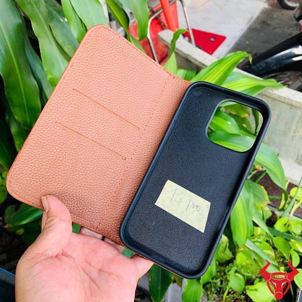 Bao Da Thủ Công iPhone 16 Pro – Từ Da Bụng Cá Sấu Nguyên Bản Bao da điện thoại iPhone 16 Pro làm từ da bụng cá sấu nguyên bản.