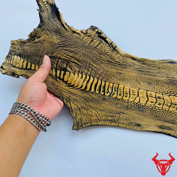 Da thật wax – Tạo hình dễ, bền đẹp theo thời gian Nhiều miếng da chân đà điểu thật được wax bóng với nhiều màu sắc khác nhau.