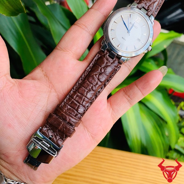 Dây Seiko cao cấp – Chất liệu da cá sấu tự nhiên Chi tiết vân da cá sấu trên dây đồng hồ Seiko.