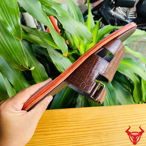 Dép thời trang da cá sấu DJA2A8 – Vẻ đẹp của sự tinh giản Dép quai ngang da cá sấu nâu thời trang nam tính