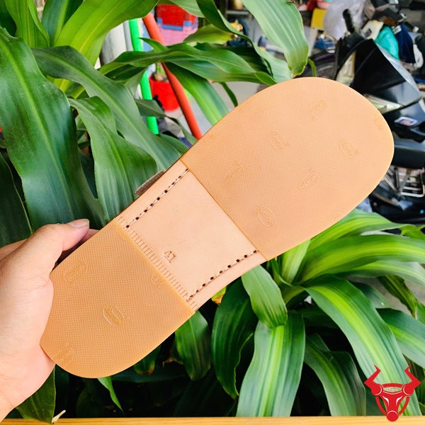 DJAA8 – Dép Da Cá Sấu Bạch Tạng Thanh Lịch Dép da cá sấu DJAA8 bạch tạng – quà tặng tinh tế cho nam giới.