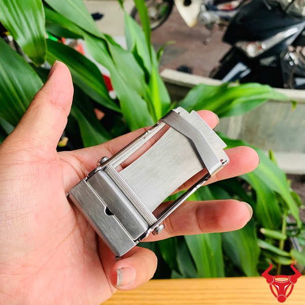 Khóa Lăn Inox Họa Tiết Cá Sấu – Phụ Kiện Nam Lịch Lãm Mặt khóa lăn inox trên tay, kiểu dáng lịch lãm và tinh tế.