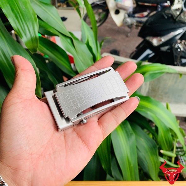 Mặt Khóa Thắt Lưng Inox K32 – Thiết Kế Sang Trọng, Bền Bỉ Mặt khóa inox họa tiết vảy cá sấu trên tay người dùng, ánh bạc sang trọng.