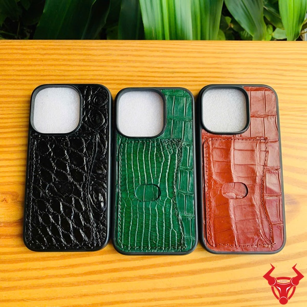 Ốp lưng iPhone 14Pro EXAA8 - Sang trọng với ngăn thẻ tiện lợi Ốp lưng iPhone 14Pro da cá sấu đen, sang trọng, nâng tầm, tiện ích.