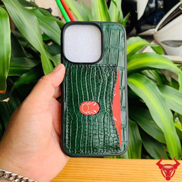 Sang trọng nổi bật cùng ốp lưng da xanh lá iPhone 14Pro EXAA8 Ốp lưng iPhone 14Pro da cá sấu xanh lá, sang trọng, nâng tầm.