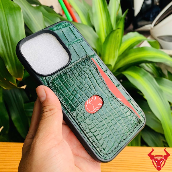 Nâng tầm phong cách với ốp lưng da cá sấu có ngăn thẻ EXAA8 Ốp lưng iPhone 14Pro da cá sấu xanh lá, sang trọng, nổi bật.