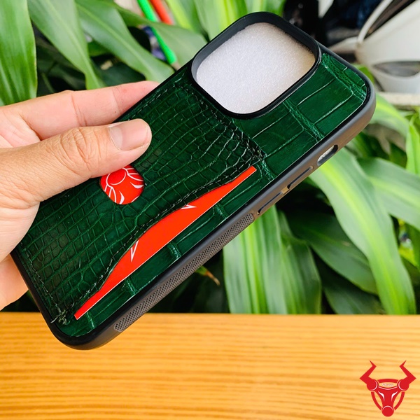 Ốp lưng iPhone 14Pro EXAA8 - Thời trang và tiện lợi vượt trội Ốp lưng iPhone 14Pro da cá sấu xanh lá, sang trọng, nâng tầm.