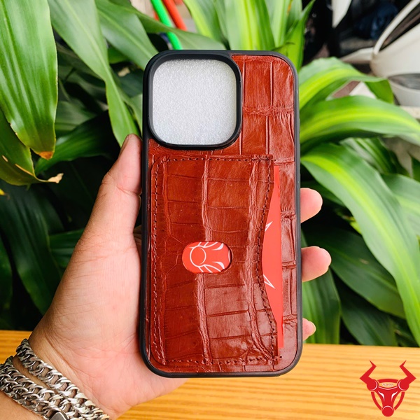 Sang trọng nổi bật cùng ốp lưng da nâu đỏ iPhone 16Pro EBCA8 Ốp lưng iPhone 16Pro da cá sấu nâu đỏ, sang trọng, nâng tầm.