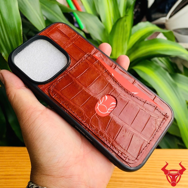 Nâng tầm phong cách với ốp lưng da cá sấu có ngăn thẻ EBCA8 Ốp lưng iPhone 16Pro da cá sấu nâu đỏ, sang trọng, nổi bật.