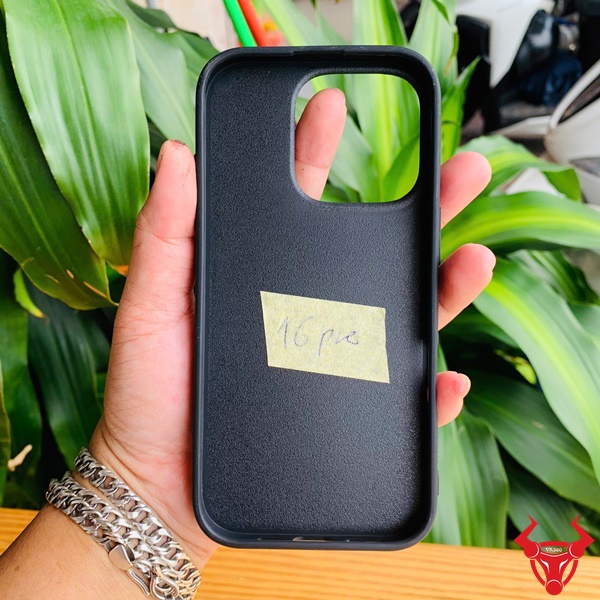 Ốp lưng iPhone 16Pro EBCA8 - Thời trang và tiện lợi vượt trội Ốp lưng iPhone 16Pro da cá sấu nâu đỏ, sang trọng, nâng tầm.