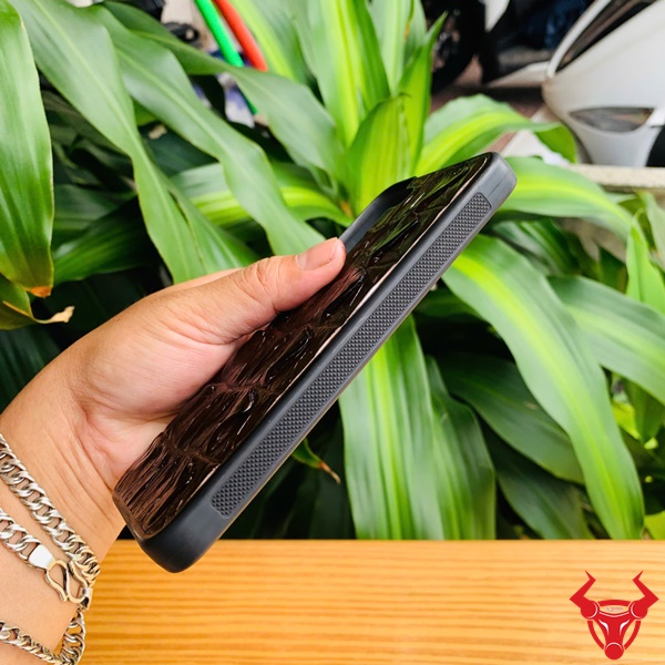 Đẳng cấp thời trang với ốp lưng da nâu đất OSCA2 Samsung S22 Ốp lưng Samsung S22 da đuôi cá sấu nâu đất, thời trang, nâng tầm đẳng cấp.