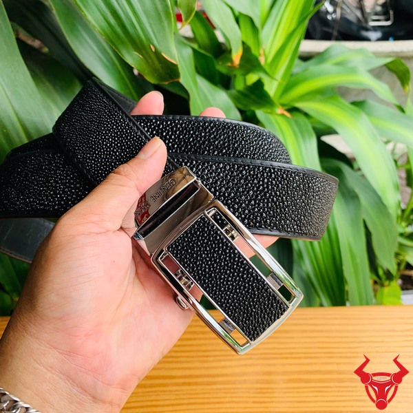 Thắt Lưng TLA17 - Đẳng Cấp, Sang Trọng Và Phong Cách Lịch Lãm Thắt lưng da cá đuối TLA17 với khóa trơn, hoa văn độc đáo, thể hiện lịch lãm và sang trọng trên tay người dùng.