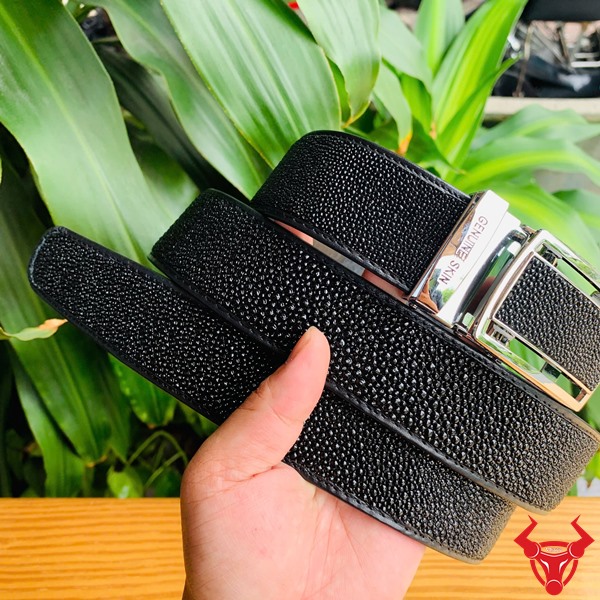 Thắt Lưng TLA17 - Phong Cách Lịch Lãm, Đẳng Cấp Và Sang Trọng Hình ảnh thắt lưng da cá đuối TLA17, chất liệu cao cấp, mang vẻ sang trọng và đẳng cấp trên tay.