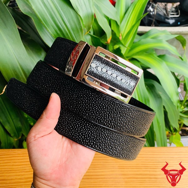 Thắt Lưng TLA17 - Đẳng Cấp, Sang Trọng Và Phong Cách Lịch Lãm Thắt lưng da cá đuối TLA17 với họa tiết độc đáo, thể hiện lịch lãm và sang trọng trên tay người dùng.