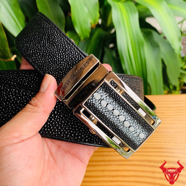 Thắt Lưng 4cm TLA17 - Thể Hiện Sang Trọng Và Đẳng Cấp Lịch Lãm Hình ảnh thắt lưng da cá đuối TLA17, nhỏ gọn, sang trọng, thể hiện đẳng cấp và lịch lãm trên bàn gỗ.