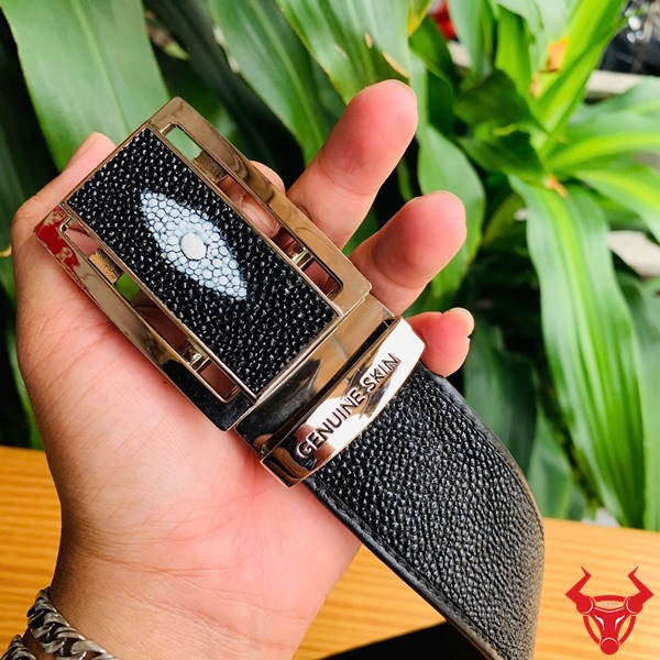 Thắt Lưng TLA17 - Đẳng Cấp, Sang Trọng Và Phong Cách Lịch Lãm Thắt lưng da cá đuối TLA17 với khóa hình thoi, thể hiện lịch lãm và sang trọng trên tay người dùng.