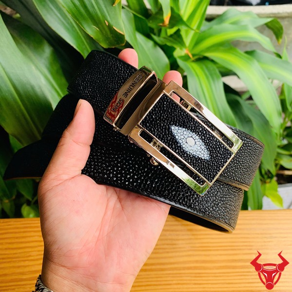 Thắt Lưng 4cm TLA17 - Thể Hiện Sang Trọng Và Đẳng Cấp Lịch Lãm Hình ảnh thắt lưng da cá đuối TLA17, nhỏ gọn, sang trọng, thể hiện đẳng cấp và lịch lãm trên bàn gỗ.