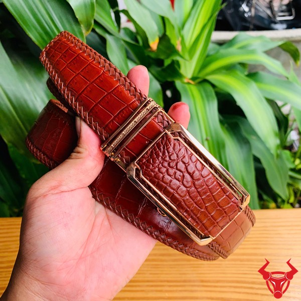 Thắt Lưng Da Cá Sấu TMA9B4 - Tinh Tế Sang Trọng Nổi Bật Hình ảnh thắt lưng da cá sấu TMA9B4 màu nâu đỏ, phong cách thời trang tinh tế và sang trọng.