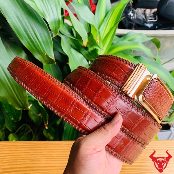 Thắt Lưng TMA9B4 - Thời Trang Đẳng Cấp Sang Trọng Hình ảnh thắt lưng da cá sấu TMA9B4 màu nâu đỏ, phong cách thời trang đẳng cấp và nổi bật.
