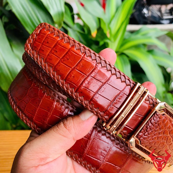 Thắt Lưng Da Cá Sấu Đan Viền - Cá Tính Nổi Bật Sang Trọng Hình ảnh thắt lưng da cá sấu TMA9B4 màu nâu đỏ, phong cách cá tính và sang trọng.