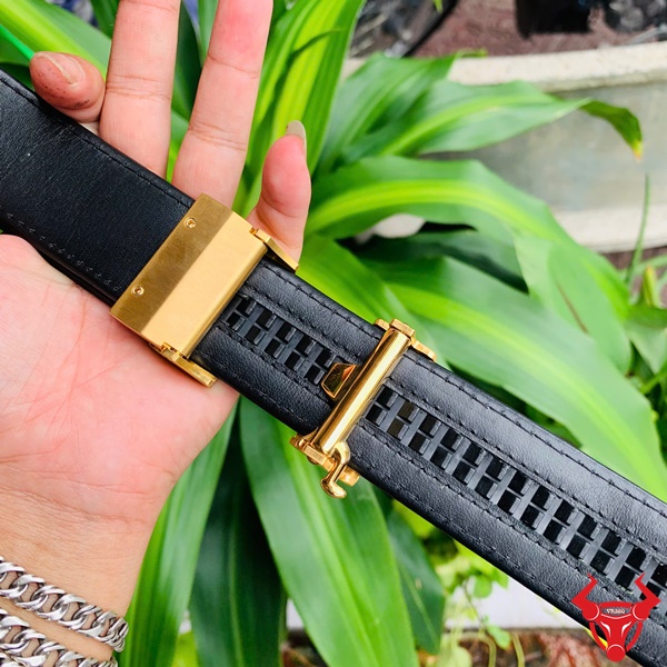 Món quà cao cấp cho nam giới thành đạt Thắt lưng nam bản to, da cá sấu vân nổi, đầu khóa mạnh mẽ.
