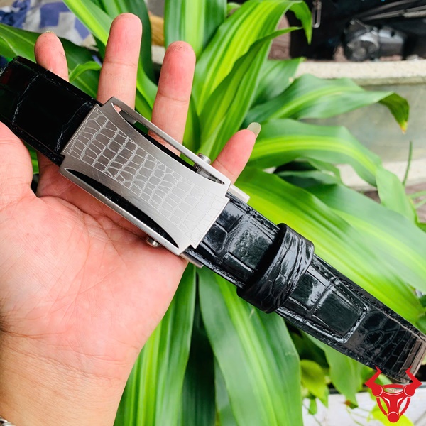 TSK32 – Thắt Lưng Doanh Nhân Sang Trọng Và Lịch Lãm Thắt lưng TSK32 da cá sấu thật khóa lăn tối giản.