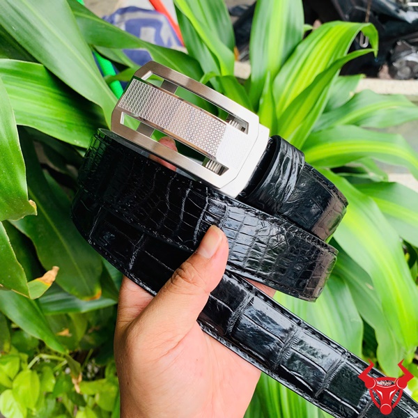 Thắt lưng nam da thật khóa thép hiện đại Mặt khóa tỳ bằng thép mờ cao cấp, thiết kế mạnh mẽ, hiện đại.