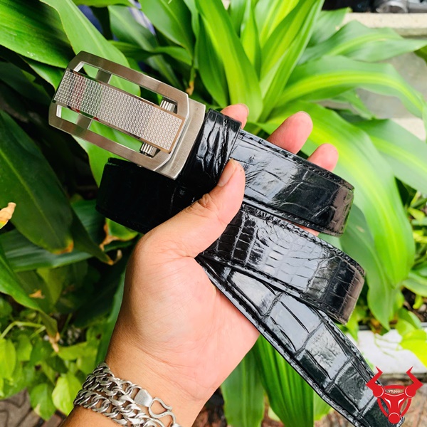 Phụ kiện thời trang nam sang trọng TSK33 Thắt lưng da cá sấu TSK33 với vân lớn, chất da mềm, bóng tự nhiên.