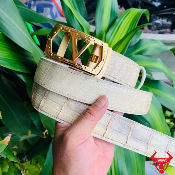 Thắt lưng nam khóa thép chữ M sang trọng Mặt khóa chữ M ánh vàng thời thượng, phù hợp mọi phong cách nam tính.