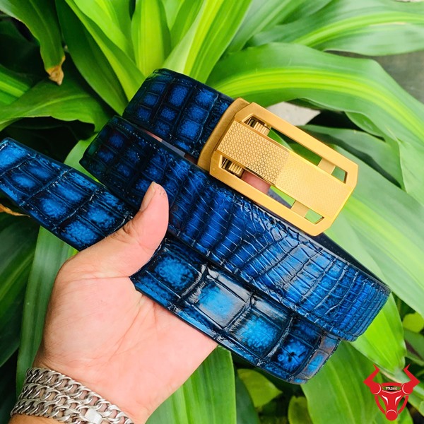 Thắt Lưng TSK33 - Đẳng Cấp Tuyệt Đối Hình ảnh thắt lưng TSK33 da cá sấu xanh patina, khóa tỳ thép vàng, biểu tượng của sự cao cấp.