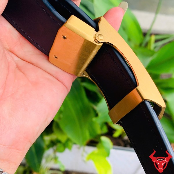 Thắt Lưng TSK33 - Biểu Tượng Cao Cấp Hình ảnh thắt lưng TSK33 da cá sấu xanh patina, khóa vàng, biểu tượng của sự cao cấp.