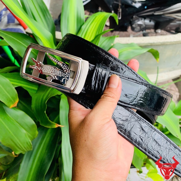 Phụ kiện da cá sấu thật lịch lãm cho quý ông Mặt khóa kim loại cao cấp với biểu tượng cá sấu sắc sảo.