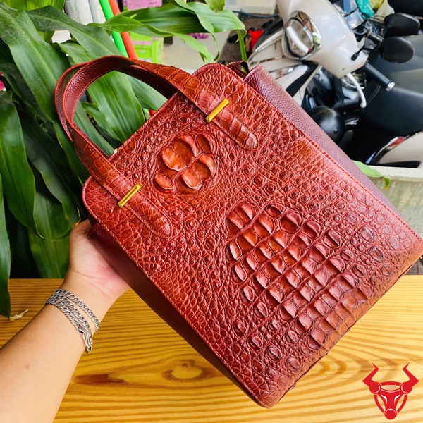 HM-21 – Phụ Kiện Thời Trang Đỉnh Cao Cho Phái Đẹp Túi xách nữ HM-21 phong cách cổ điển hiện đại, chất liệu da cá sấu thật.