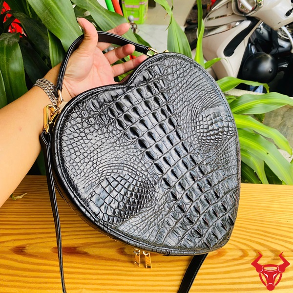 HM-22 – Mẫu túi xách thời thượng, tinh tế và đặc biệt Túi xách cao cấp HM-22 từ da cá sấu, thiết kế trái tim sang trọng
