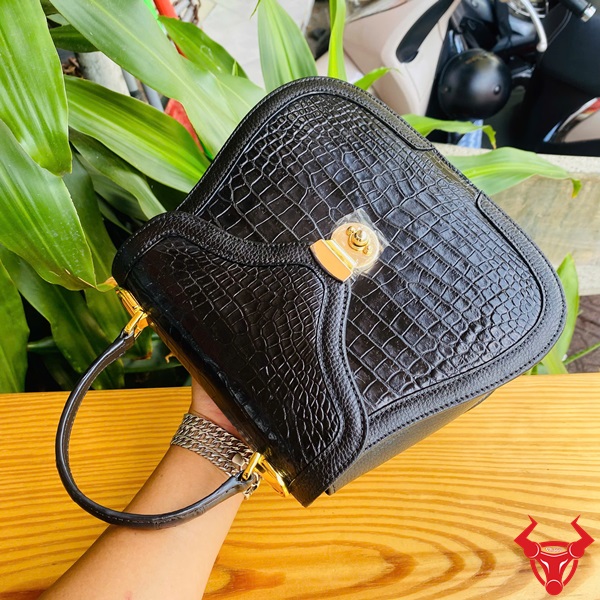 Mẫu túi HM-24 – Thiết kế thời thượng, chất liệu đắt giá Túi xách HM-24 da cá sấu màu đen, phong cách hiện đại.