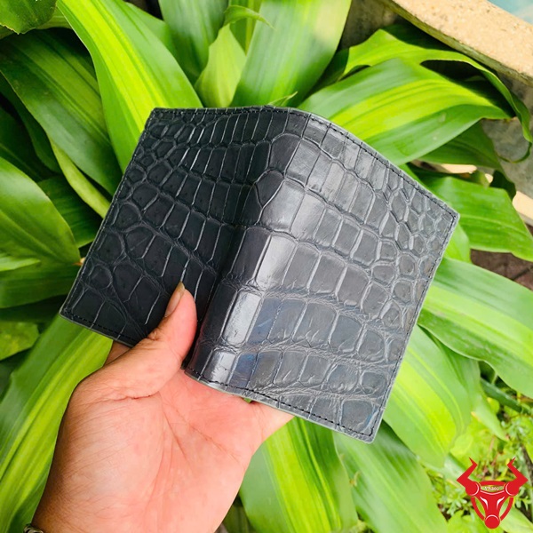 Ví Nam Da Cá Sấu Xám Đen Cao Cấp – Phong Cách Quý Ông Ví đứng da cá sấu thật màu xám đen, phụ kiện thời trang đẳng cấp cho nam giới.