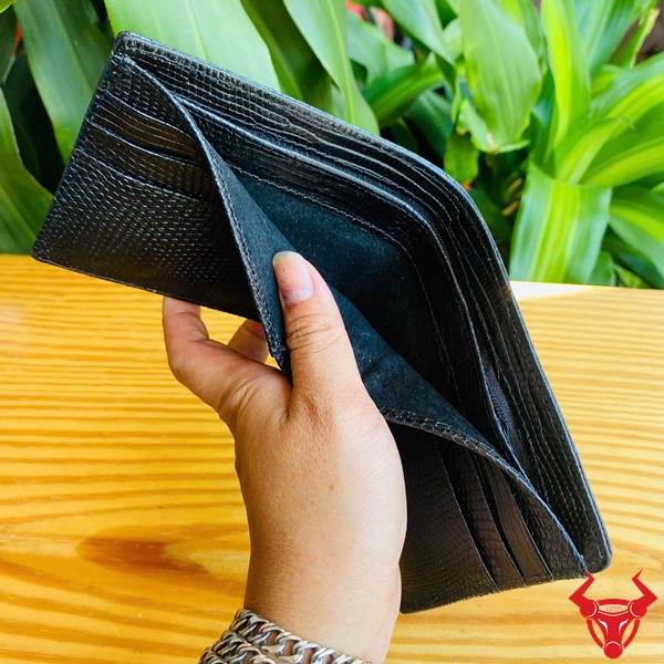 Ví Da Kỳ Đà VCA18 - Thời Trang Độc Đáo Và Cá Tính Ví da kỳ đà VCA18 với hoa văn nổi bật, thiết kế thời trang, thể hiện cá tính riêng trên tay người dùng.