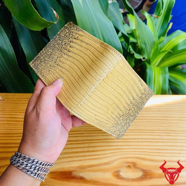 Ví Màu Vàng Đen VCA18 - Thể Hiện Cá Tính Thời Thượng Hình ảnh ví da kỳ đà 2 mặt VCA18 màu vàng đen, nhỏ gọn, sang trọng, lý tưởng cho phong cách cá tính và thời thượng.