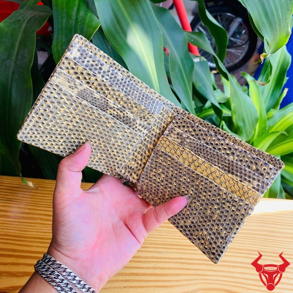 Ví 2 Mặt VCA18 - Phong Cách Cá Tính Và Đẳng Cấp Hình ảnh ví 2 mặt màu vàng đen VCA18, chất liệu da kỳ đà cao cấp, mang phong cách thời trang và cá tính.