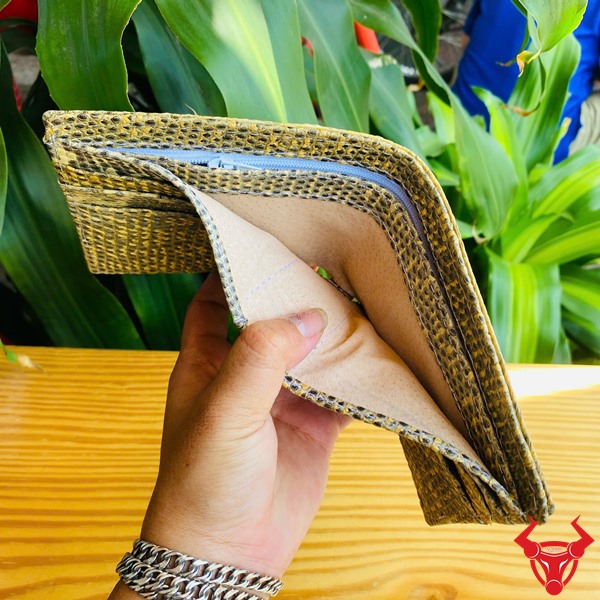 Ví Da Kỳ Đà VCA18 - Thời Trang Độc Đáo Và Cá Tính Ví da kỳ đà VCA18 với hoa văn nổi bật, thiết kế thời trang, thể hiện cá tính riêng trên tay người dùng.
