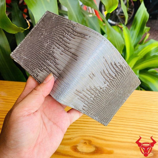 Ví Da Kỳ Đà VCA18 - Sang Trọng Và Phong Cách Độc Đáo Ví da kỳ đà VCA18 với thiết kế hai mặt màu xám, hoa văn nổi bật, phù hợp với người yêu thích cá tính và thời trang.