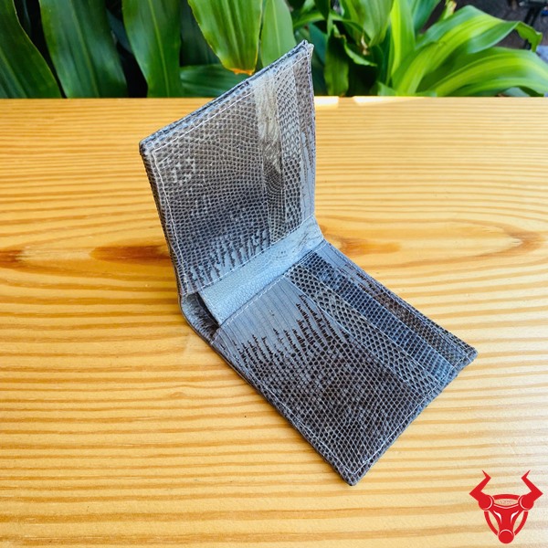 Ví Da Kỳ Đà VCA18 - Thời Trang Và Cá Tính Riêng Biệt Ví da kỳ đà VCA18 màu xám, thiết kế độc đáo, thể hiện cá tính riêng trước nền lá xanh.