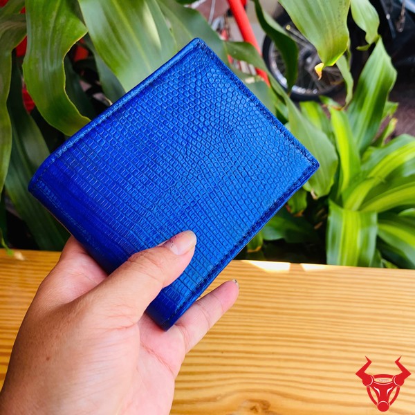 Ví Da Kỳ Đà VCA18 - Sang Trọng Và Phong Cách Độc Đáo Ví da kỳ đà VCA18 với thiết kế hai mặt màu xanh đen, hoa văn nổi bật, phù hợp với người yêu thích cá tính và thời trang.