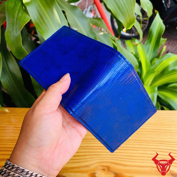 Ví Màu Xanh Đen VCA18 - Thể Hiện Cá Tính Thời Thượng Hình ảnh ví da kỳ đà 2 mặt VCA18 màu xanh đen, nhỏ gọn, sang trọng, lý tưởng cho phong cách cá tính và thời thượng.